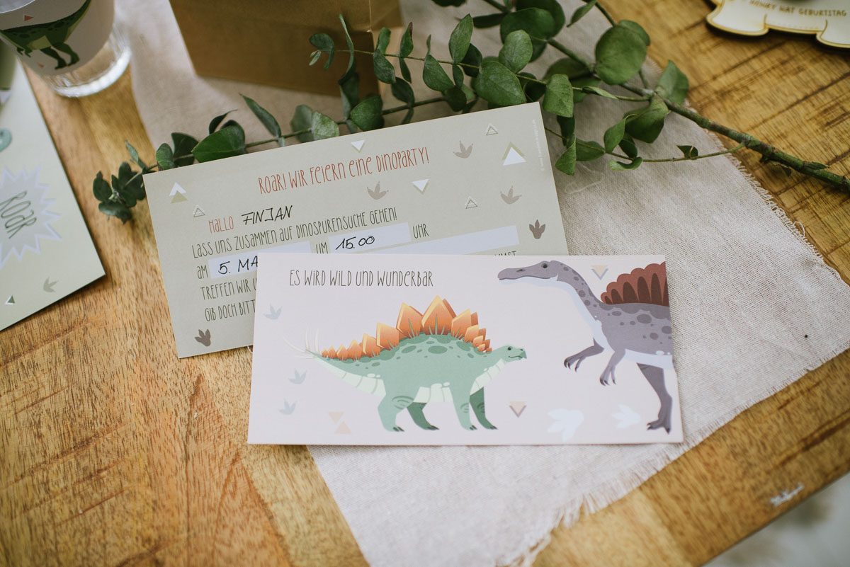 Roar Deko und Spiele für den Dinosaurier Kindergeburtstag