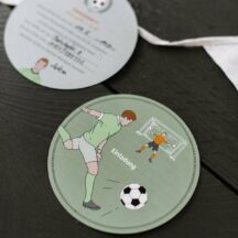 Kindergeburtstag feiern als Fußballparty - Unsere Fußball Geburtstagsparty Box mit Einladungen, Deko-Elementen, Spiel- und Bastelideen.