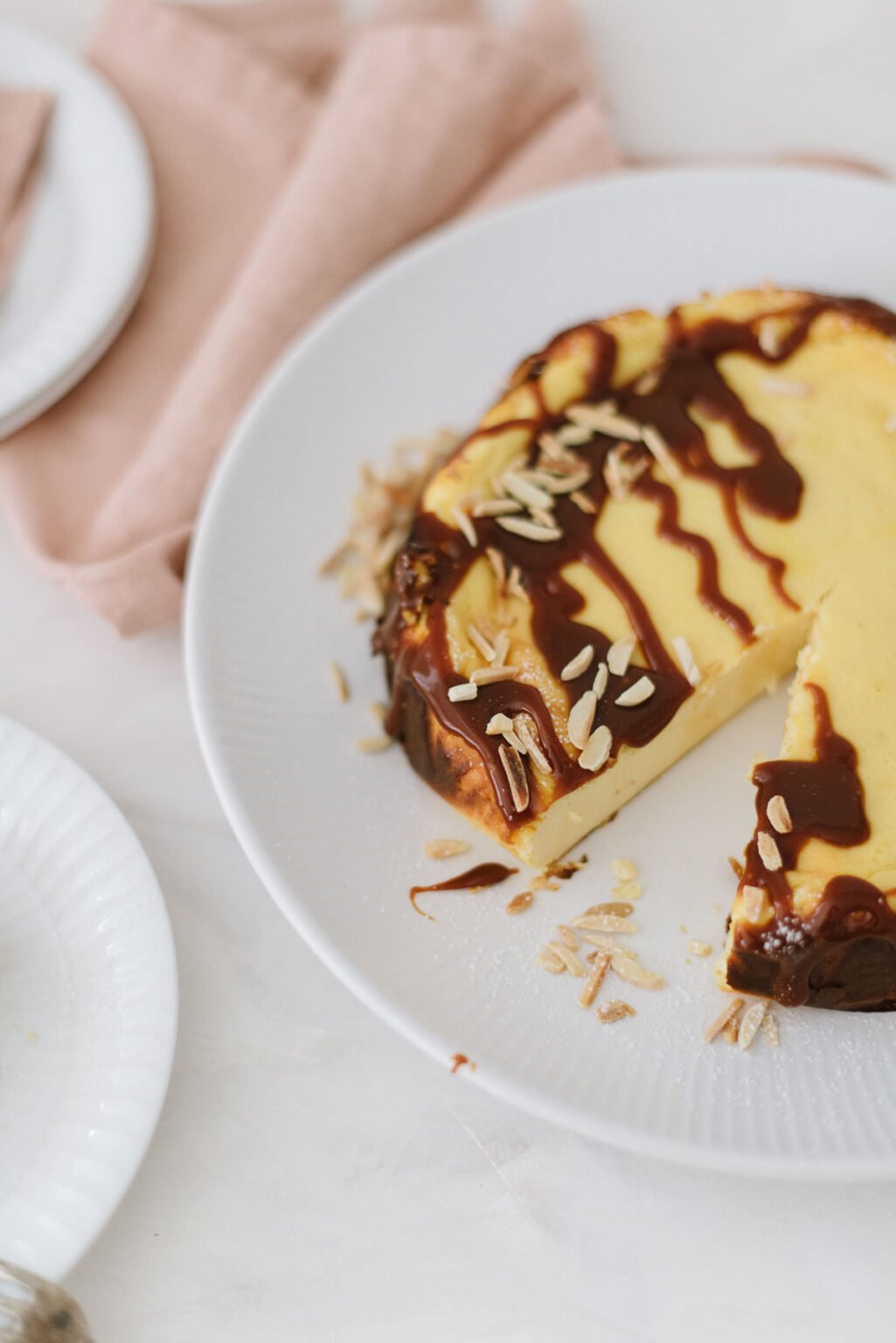 Einfacher Käsekuchen mit Mandel-Karamell Topping - Fräulein K. Sagt Ja