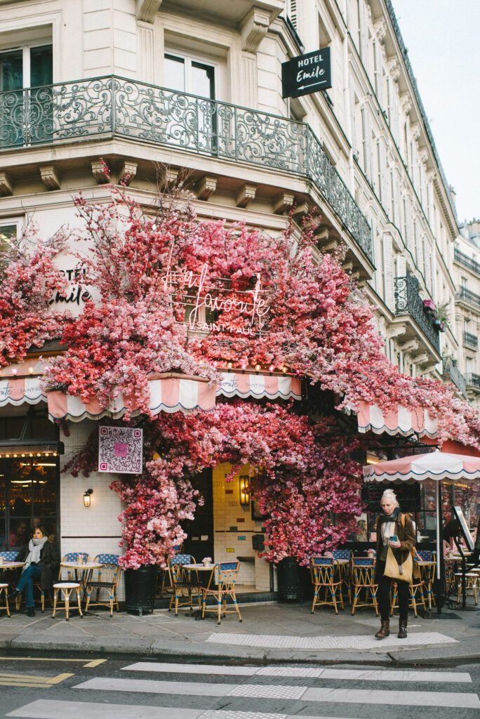 Cafe mit rosa Blüten in Paris